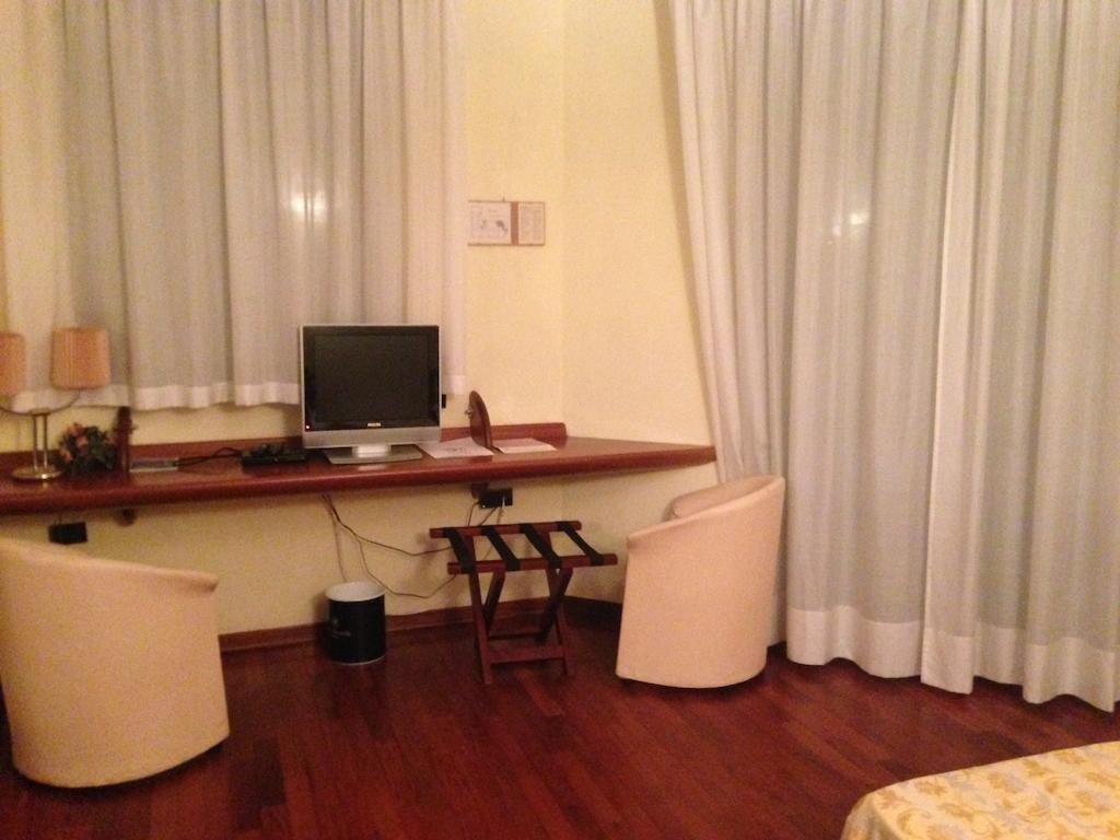 Hotel Sirenella Меле Номер фото
