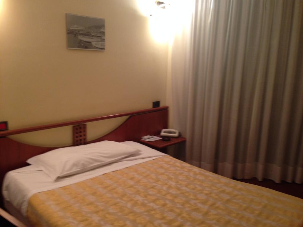 Hotel Sirenella Меле Номер фото